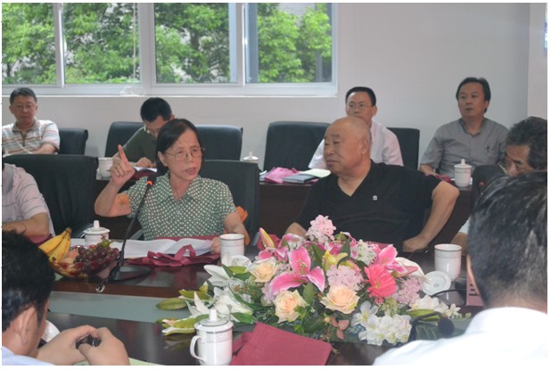 圖為協(xié)會副理事長，原安徽大學副校長陳慧霞女士在會上發(fā)言